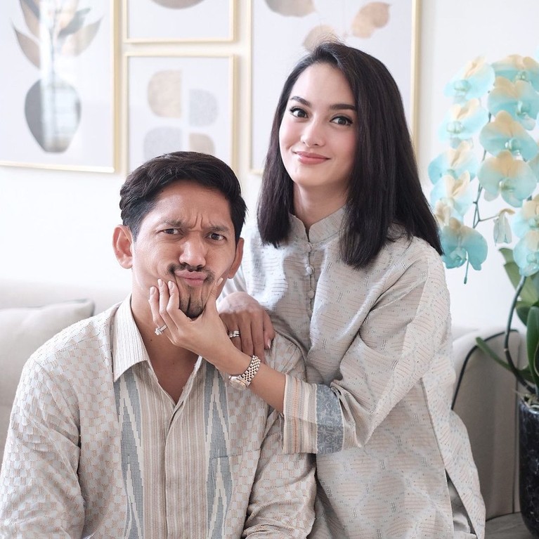 Beberapa pasangan selebriti Indonesia memakai baju kembaran saat lebaran. Yuk kita intip kekompakkan mereka!