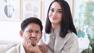 Beberapa pasangan selebriti Indonesia memakai baju kembaran saat lebaran&period; Yuk kita intip kekompakkan mereka&excl;