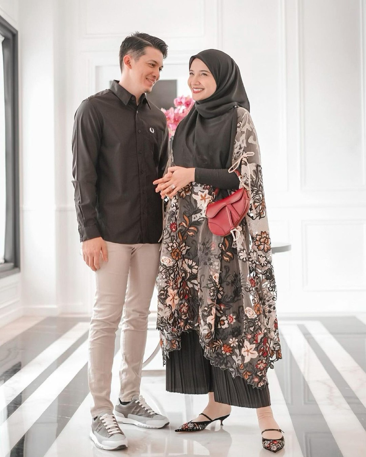 Beberapa pasangan selebriti Indonesia memakai baju kembaran saat lebaran&period; Yuk kita intip kekompakkan mereka&excl;