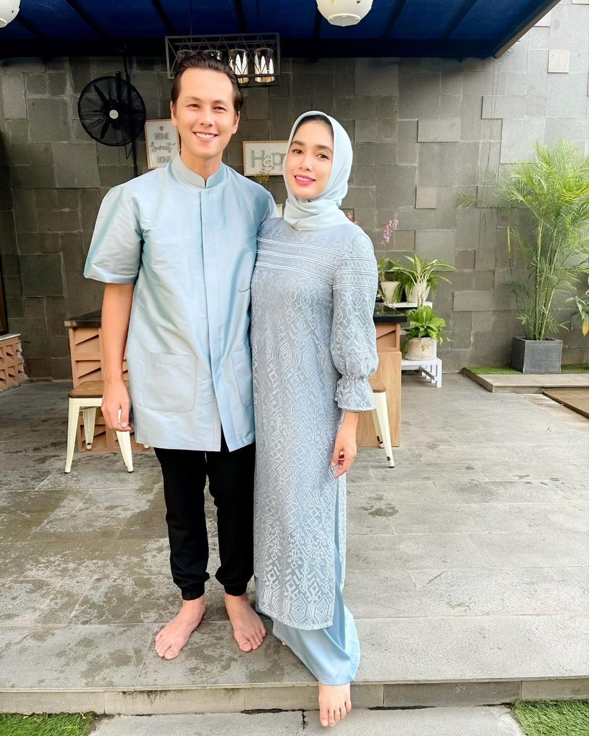 Beberapa pasangan selebriti Indonesia memakai baju kembaran saat lebaran&period; Yuk kita intip kekompakkan mereka&excl;