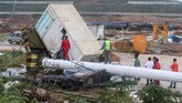 FOTO: Porak-poranda Dua Provinsi China Dihantam Tornado Kota Wuhan dan Shengze di China dihantam oleh tornado pada Jumat (14/5). Hingga Sabtu (15/5), bantuan kemanusiaan terus mengalir dari pusat.