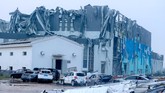FOTO: Porak-poranda Dua Provinsi China Dihantam Tornado Kota Wuhan dan Shengze di China dihantam oleh tornado pada Jumat (14/5). Hingga Sabtu (15/5), bantuan kemanusiaan terus mengalir dari pusat.