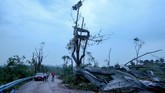 FOTO: Porak-poranda Dua Provinsi China Dihantam Tornado Kota Wuhan dan Shengze di China dihantam oleh tornado pada Jumat (14/5). Hingga Sabtu (15/5), bantuan kemanusiaan terus mengalir dari pusat.