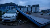 FOTO: Porak-poranda Dua Provinsi China Dihantam Tornado Kota Wuhan dan Shengze di China dihantam oleh tornado pada Jumat (14/5). Hingga Sabtu (15/5), bantuan kemanusiaan terus mengalir dari pusat.