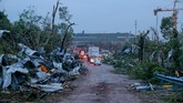 FOTO: Porak-poranda Dua Provinsi China Dihantam Tornado Kota Wuhan dan Shengze di China dihantam oleh tornado pada Jumat (14/5). Hingga Sabtu (15/5), bantuan kemanusiaan terus mengalir dari pusat.