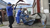 FOTO: Porak-poranda Dua Provinsi China Dihantam Tornado Kota Wuhan dan Shengze di China dihantam oleh tornado pada Jumat (14/5). Hingga Sabtu (15/5), bantuan kemanusiaan terus mengalir dari pusat.