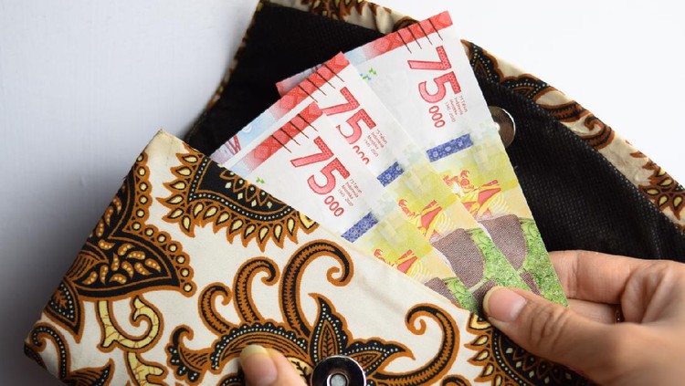 Rupiah 75 ribu 75.000 Banknote Indonesian Rupiah Money in Traditional Wallet