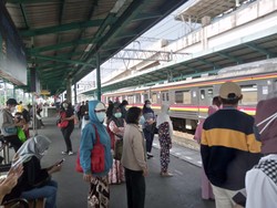 Ada 900 Perjalanan KRL Hari Ini, Begini Situasi Stasiun Manggarai