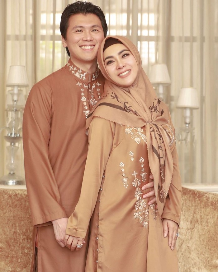 Syarini tak bisa lepas dari kesan glamor dalam setiap penampilannya. Seperti lebaran tahun ini, busana yang dikenakan Syahrini dan sang suami, Reino Barack terlihat begitu mewah dengan nuansa glossy dan manik-manik. (Foto: Instagram.com/Princessyahrini)