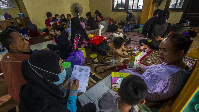 Kepala BNPB Suharyanto mengingatkan kepada pengungsi di posko pengungsian bencana untuk tetap menjaga protokol kesehatan demi mencegah timbulnya klaster baru.