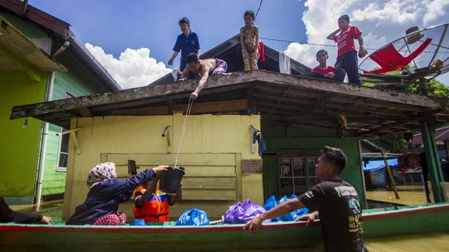 Akibat banjir Sintang, puluhan warga mengungsi ke wilayah hutan yang tak terendam, ada pula yang mengandalkan solidaritas dengan segala keterbatasan.