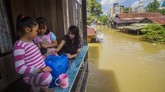 FOTO: Banjir Terjang Ribuan Rumah di Tanah Bumbu Kalsel Luapan dua sungai membuat ratusan rumah di Tanah Bumbu Kalimantan Selatan diterjang banjir sejak Kamis lalu.