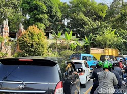 Banyak Warga Nekat Liburan, Kendaraan Mengular di Lokasi Wisata Palabuhanratu