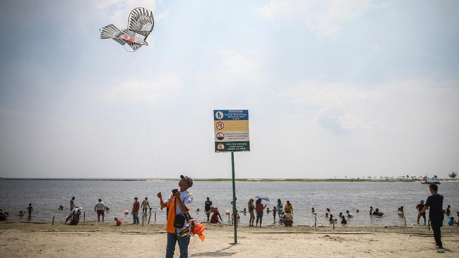 Pemerintah mewajibkan pengunjung tempat wisata menggunakan aplikasi PeduliLindungi dan berkategori hijau atau vaksin lengkap.
