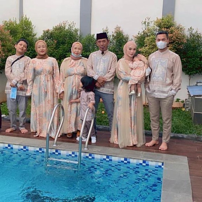 Zaskia Gotik selalu berseragam setiap tahunnya ketika merayakan Idul Fitri. Kali ini Zaskia menggunakan dress bermotif dengan warna pastel yang cantik. Sedangkan sang suami menggunakan baju koko dengan warna senada. (Foto: Instagram.com/Zaskia_ghotix)