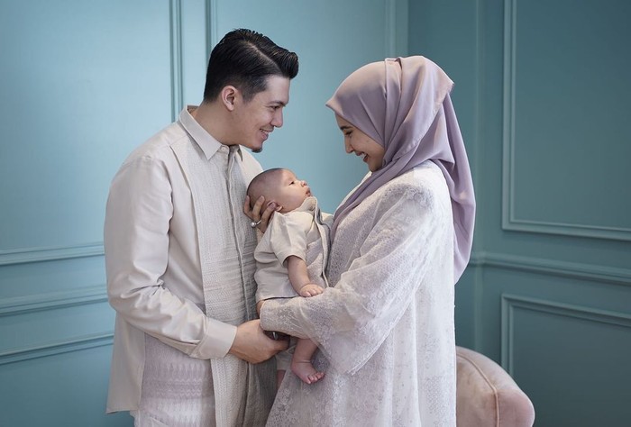 Zaskia Sungkar dan Irwansyah tampak mewah dan elegan dengan busana simplenya. Lebaran bertiga untuk pertama kalinya dengan Baby Ukkasya, kebahagiaan kedua pasangan ini sangat terpancar. (Foto: Instagram.com/Irwansyah)