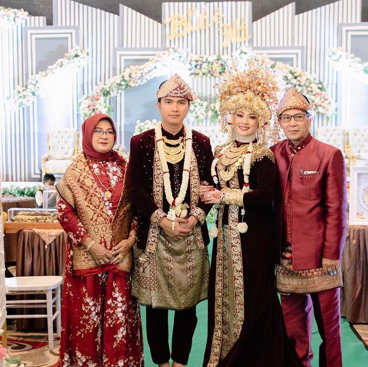<p>Hijaber cantik bernama Salsabilih itu dinikahi oleh Aldi Taher pada 24 Oktober 2020. Mereka menggelar upacara pernikahan bertema adat Palembang. (Foto: Instagram: @salsabillih06)</p>