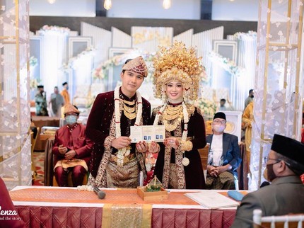7 Potret Mesra Aldi Taher dan Istrinya yang 16 Tahun Lebih Muda
