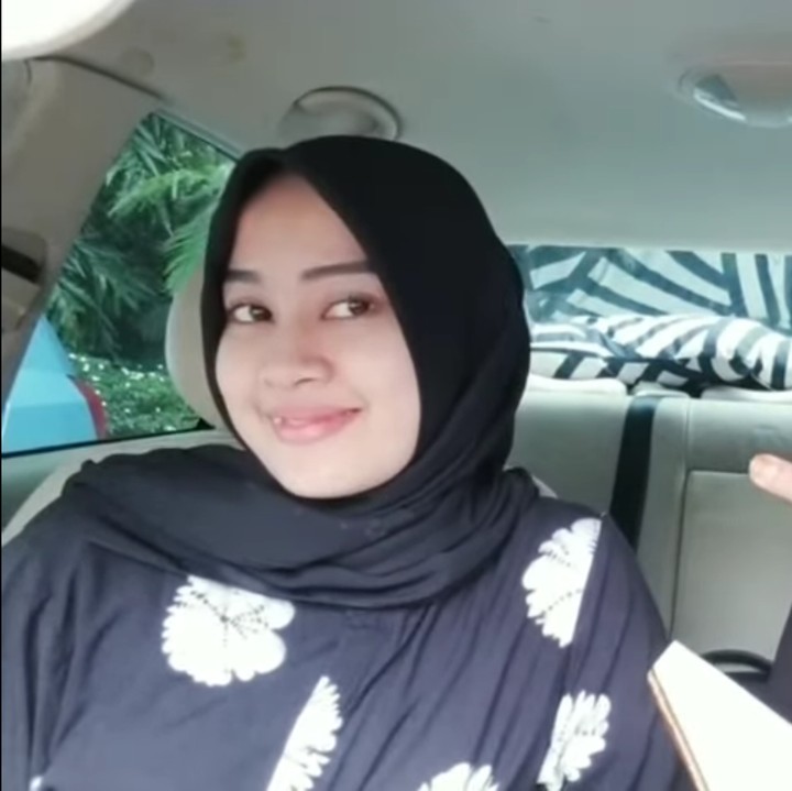 <p>Meski terpaut usia 16 tahun, Salsabilih merasa nyaman berada dekat dengan Aldi Taher. Mantan suami Dewi Perssik itu semakin mantap mempersunting sang hijaber. (Foto: YouTube alditaher tv)</p>