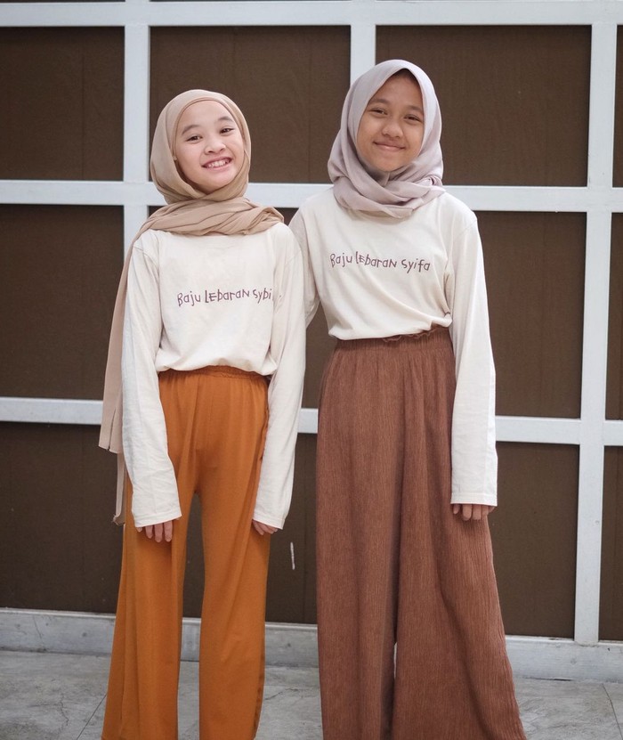 “Alhamdulillah kami serumah pakai BAJU LEBARAN,” tulis Zaskia diikuti emoji tertawa saat memposting potret kebersamaannya dengan keluarga besarnya tersebut. (Foto: Instagram.com/zaskiadyamecca)