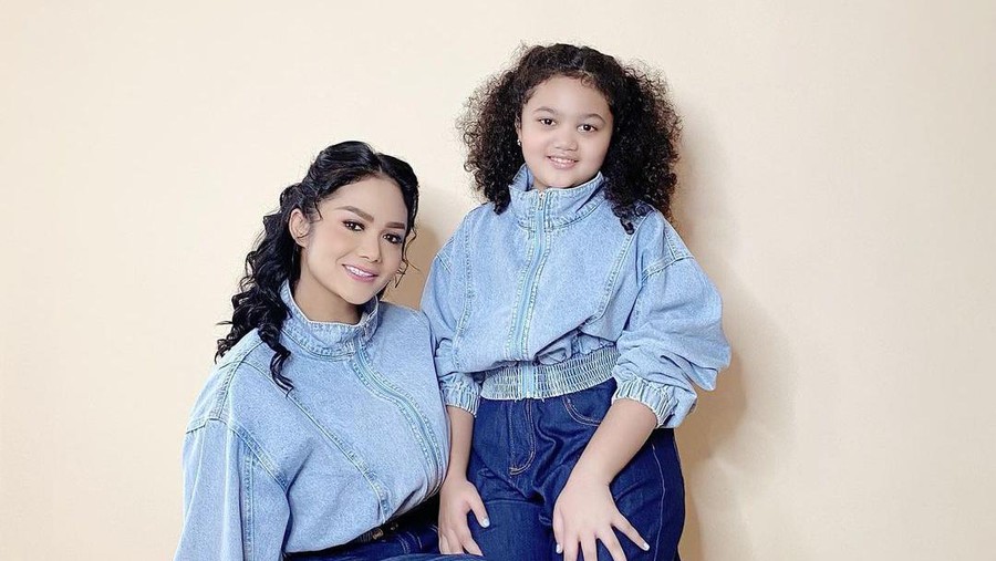 Krisdayanti dan Amora Lemos