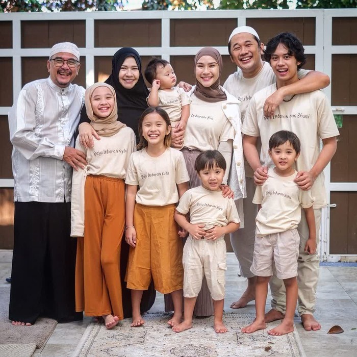 “Baju LEBARAN yang enggak perlu beli umpel-umpelan di Tanah Abang,” tulis Zaskia di Insta Story saat potret busana lebaran dengan t-shirt ia posting melalui akun pribadinya. (Foto: Instagram.com/zaskiadyamecca)
