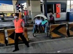 Saat Becak Masuk Tol Surabaya-Gresik dengan Santainya