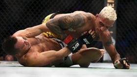 Kronologi Oliveira Menang TKO Atas Chandler di UFC 262