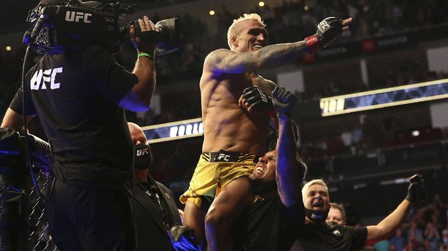 Charles Oliveira jadi raja baru kelas ringan UFC. Berikut hal-hal menarik yang membuat Oliveira bisa jadi magnet baru UFC.
