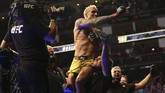 FOTO: TKO Bersejarah Oliveira, Raja UFC Pengganti Khabib Charles Oliveira menjadi juara baru di kelas ringan UFC setelah menang TKO atas Michael Chandler. Simak foto pilihan di laga tersebut di sini.