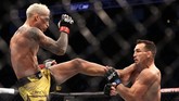 FOTO: TKO Bersejarah Oliveira, Raja UFC Pengganti Khabib Charles Oliveira menjadi juara baru di kelas ringan UFC setelah menang TKO atas Michael Chandler. Simak foto pilihan di laga tersebut di sini.