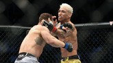 FOTO: TKO Bersejarah Oliveira, Raja UFC Pengganti Khabib Charles Oliveira menjadi juara baru di kelas ringan UFC setelah menang TKO atas Michael Chandler. Simak foto pilihan di laga tersebut di sini.