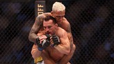 FOTO: TKO Bersejarah Oliveira, Raja UFC Pengganti Khabib Charles Oliveira menjadi juara baru di kelas ringan UFC setelah menang TKO atas Michael Chandler. Simak foto pilihan di laga tersebut di sini.