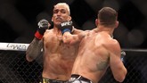 FOTO: TKO Bersejarah Oliveira, Raja UFC Pengganti Khabib Charles Oliveira menjadi juara baru di kelas ringan UFC setelah menang TKO atas Michael Chandler. Simak foto pilihan di laga tersebut di sini.