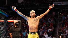 FOTO: TKO Bersejarah Oliveira, Raja UFC Pengganti Khabib