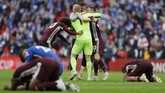 FOTO: Leicester City Juara Piala FA, Chelsea Menderita Leicester City berhasil menjadi juara Piala FA usai membungkam Chelsea pada laga final yang digelar di Stadion Wembley, Sabtu (15/5).