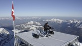 FOTO: DJ Asal Prancis Goyang Puncak Gunung Swiss DJ Teho asal Prancis mengakhiri masa hiatus selama pandemi dengan menggelar pertunjukan musik di salah satu puncak pegunungan Alpen, Swiss.
