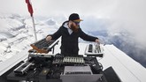 FOTO: DJ Asal Prancis Goyang Puncak Gunung Swiss DJ Teho asal Prancis mengakhiri masa hiatus selama pandemi dengan menggelar pertunjukan musik di salah satu puncak pegunungan Alpen, Swiss.