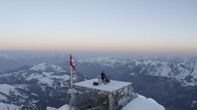 FOTO: DJ Asal Prancis Goyang Puncak Gunung Swiss