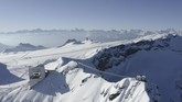 FOTO: DJ Asal Prancis Goyang Puncak Gunung Swiss DJ Teho asal Prancis mengakhiri masa hiatus selama pandemi dengan menggelar pertunjukan musik di salah satu puncak pegunungan Alpen, Swiss.