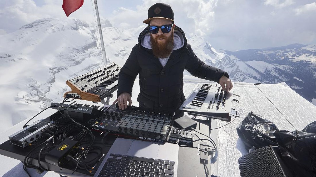 FOTO: DJ Asal Prancis Goyang Puncak Gunung Swiss