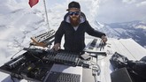 FOTO: DJ Asal Prancis Goyang Puncak Gunung Swiss DJ Teho asal Prancis mengakhiri masa hiatus selama pandemi dengan menggelar pertunjukan musik di salah satu puncak pegunungan Alpen, Swiss.
