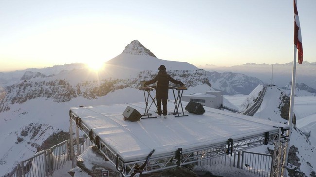 FOTO: DJ Asal Prancis Goyang Puncak Gunung Swiss