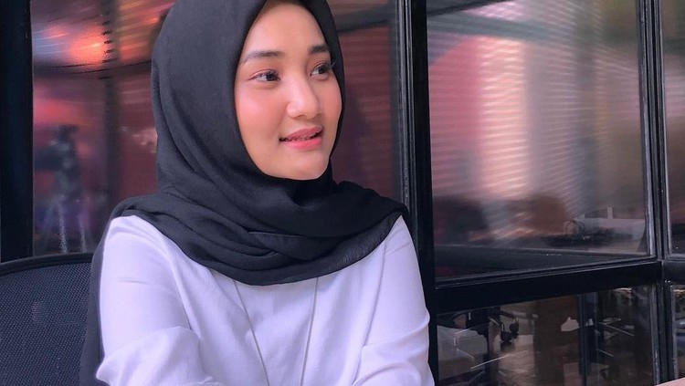 Fatin Shidqia Pose Gemas Fatin Shidqia saat Nongkrong di Kafe