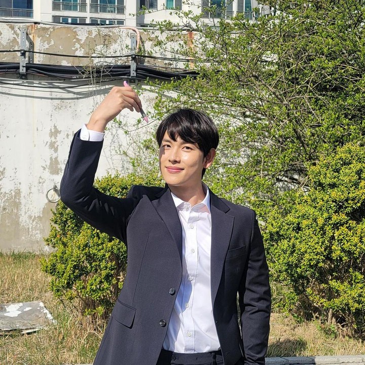 <p>Im Si Wan adalah personil boyband ZE:A yang debut pada 2010 dengan single Mazeltov. Im Si Wan terjun ke dunia akting lewat drama Korea <em>Prosecutor Princess</em> di 2010. Setahun kemudian, ia memulai debut di layar lebar dengan bermain di film <em>Ronin Pop</em>. (Foto: Instagram: @yim_siwang)</p>