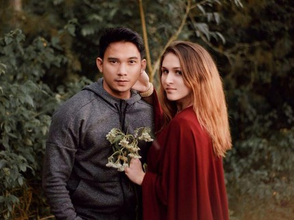 Kisah Cinta Pria Pekanbaru - Bule Cantik Ukraina, Istri Bahagia Makan Sederhana