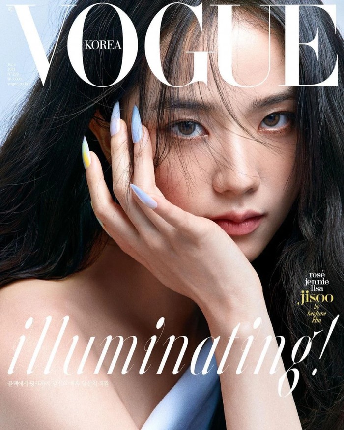 Jisoo selalu terlihat tampil sesederhana mungkin, tapi tidak mengurangi kecantikan dirinya, seperti dalam pemotretan yang hanya menunjukkan wajah cantiknya (foto: instagram.com/@voguekorea)