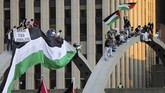 FOTO: Dari Penjuru Dunia untuk Palestina, Kecam Israel Warga dan pendukung Palestina di seluruh penjuru dunia turun ke jalan mengecam Israel atas serangan di Jalur Gaza yang menewaskan banyak korban sipil.