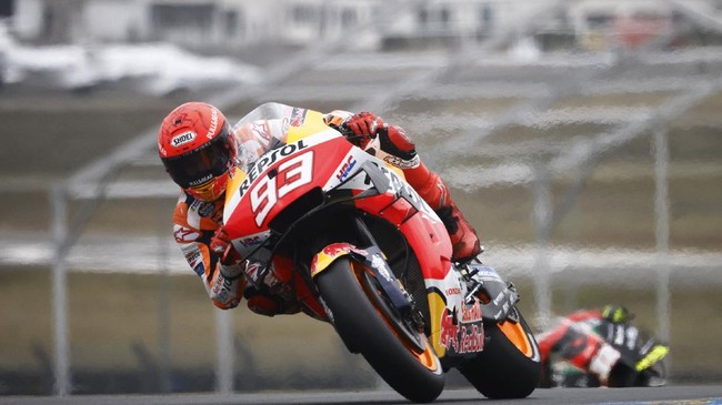 Pembalap Repsol Honda Marc Marquez mengalami nasib sial saat gagal finis di MotoGP Prancis, Minggu (16/5).