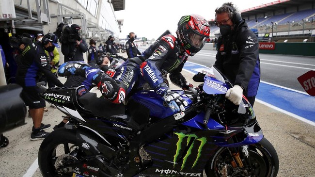 Fabio Quartararo mendapatkan bantuan dari mekanik Maverik Vinales di MotoGP Austria 2021 di Sirkuit Red Bull Ring, Minggu (16/8).